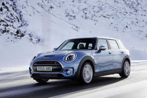 藍色MINI Countryman在白雪覆蓋的山路上飛馳 — Surface Pro 壁紙