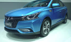 藍色轎車在白色展廳地板上，明亮燈光下 — 寒冷 壁紙