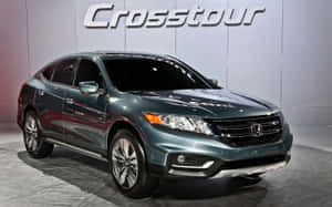 在車展上展示的綠色本田 Crosstour SUV，帶有品牌背景。 — Steam Deck 壁紙