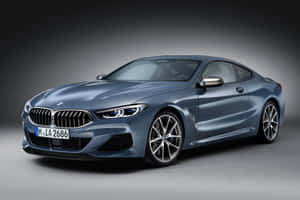 時尚的藍色BMW 8系轎跑車在攝影棚燈光下，帶有鍍鉻裝飾。 — Audi R8 GIF 壁紙