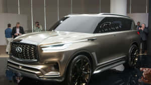 閃亮的金色 Infiniti SUV 展出，人們正在拍照。 — 酷車 壁紙