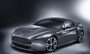 攝影棚燈光下的時尚銀色 Aston Martin 跑車。