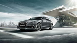銀色 Audi RS6 Avant 在現代城市道路上奔馳，帶有動態模糊效果。 — Audi R8 GIF 壁紙