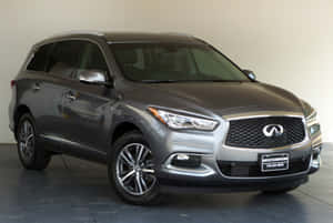 銀色 Infiniti QX60 SUV 在攝影棚中，配有反光地板和柔和燈光。 — Surface Laptop 壁紙