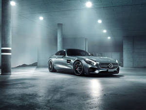 銀色 Mercedes-AMG GT 跑車在光線昏暗的混凝土車庫中，伴隨著霧氣。 — 銀色 壁紙