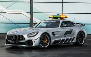室內帶有閃爍燈光的銀色 Mercedes-AMG GT 一級方程式安全車。 — MacBook Air M1 壁紙