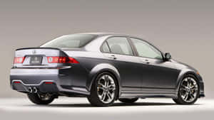 銀色Acura TSX轎車，在工作室環境中配有紅色尾燈和雙排氣管。 — 低飽和度 壁紙