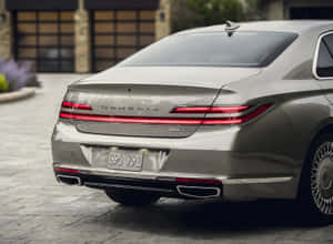 銀色Genesis G90豪華轎車停在石頭車道上，靠近現代房屋。 — 新世紀福音戰士 壁紙