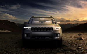 銀色Jeep SUV停在岩石山徑上，暮色時分。 — MacBook Pro M1 壁紙