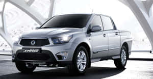 銀色SsangYong Actyon Sports皮卡車在現代白色結構下。 — 酷車 壁紙