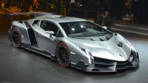 銀色林寶堅尼 Veneno 配紅色車輪在車展上展出。 — 蘭博基尼 壁紙