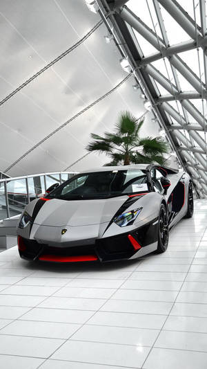 銀色林寶堅尼Aventador帶紅色點綴，在玻璃屋頂下室內展示。 — 汽車 壁紙