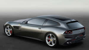 銀色法拉利 GTC4Lusso 跑車，配備紅色制動卡鉗和雙排氣管，在工作室環境中。 — 4K 法拉利 壁紙