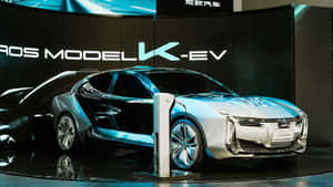 銀色未來感電動車在車展上連接到充電器。 — 酷車 壁紙