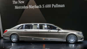 黃金梅賽德斯-邁巴赫 S 600 Pullman 豪華轎車在車展上展出。 — 酷車 壁紙
