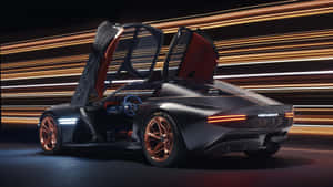 黑色 Genesis 跑車，鷗翼門打開，背景是條紋橙色燈光。 — 午夜 壁紙