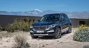 黑色BMW X3 SUV停在沙漠中，背景有山脈 — 平治 C300 壁紙