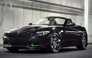 黑色BMW Z4開篷車帶有綠色點綴，停放在混凝土車庫中。 — Steam Deck OLED 壁紙