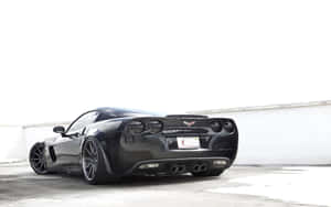 黑色Corvette跑車停放在簡約的車庫環境中。 — Steam Deck 壁紙