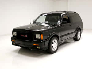 黑色GMC Typhoon SUV在白色地板和牆壁的攝影棚中 — 4:3 壁紙