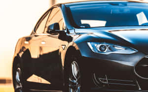 黑色Tesla汽車在光滑表面上帶有金色日落反射。 — 2880x1800 壁紙