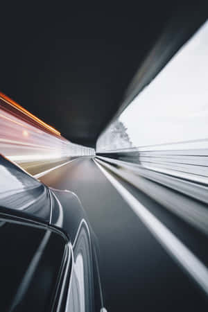 黑色汽車在隧道中疾馳，帶有模糊的光條。 — 未來風格動態圖 壁紙