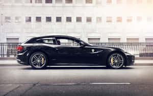黑色法拉利FF停在現代建築附近的城市街道上。 — Steam Deck OLED 壁紙