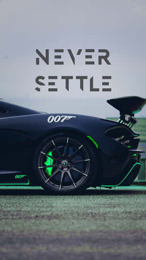 陰天下賽道上的黑色跑車，帶有綠色燈光和007標誌。 — 4K 法拉利 壁紙