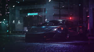 黑色跑車在夜間雨中停在霓虹燈下濕漉漉的城市街道上。 — 麥拿侖 GIF 壁紙