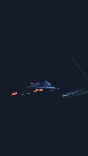 時尚跑車配備紅色尾燈，在漆黑的夜晚中疾馳。 — 黑暗森林 壁紙