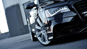 城市街道上黑色豪華車的前輪和頭燈特寫。 — Audi R8 GIF 壁紙