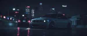 夜間潮濕城市街道上霓虹燈下的銀色跑車。 — 3440x1440 壁紙