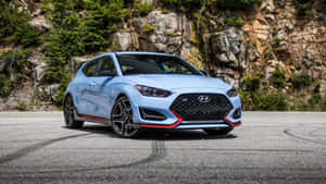 淺藍色現代Veloster N跑車帶紅色飾邊，停在山路上。 — 簡約藍色美學 壁紙