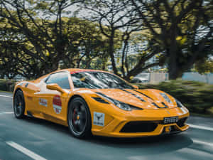 橙色法拉利賽車在綠樹成蔭的城市街道上疾馳。
