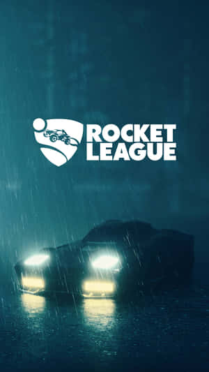 一輛亮著車頭燈的汽車在夜間大雨中行駛，帶有Rocket League標誌。 — 火箭 GIF 壁紙