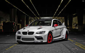 白色BMW M3配紅色輪胎停在黑暗的城市高架橋下。 — 酷車 壁紙
