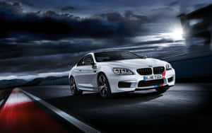 白色BMW M6在暴風雨夜空下的濕滑道路上疾馳。 — Steam Deck 壁紙
