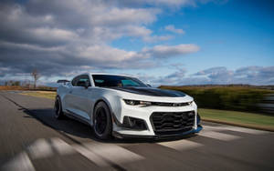 白色Chevrolet Camaro SS在多雲天空下於賽道上飛馳。 — 白色 壁紙
