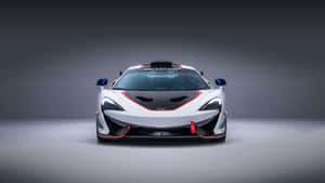 工作室環境中帶有紅色點綴的白色McLaren賽車 — 麥拿侖 GIF 壁紙