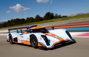 Aston Martin賽車在日落時分在賽道上飛馳 — 賽車 壁紙