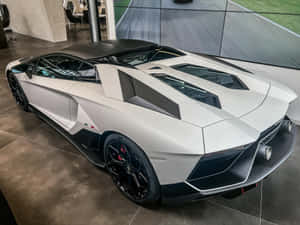 白色林寶堅尼Aventador配黑色輪圈，在豪華汽車展示廳中。 — 蘭博基尼 壁紙