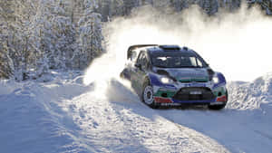 福特拉力賽車在白雪覆蓋的森林小徑上行駛 — 低調 壁紙