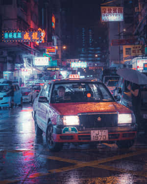 紅色出租車在雨夜的城市街道上，霓虹招牌映照在濕路面上。 — 4:5 壁紙