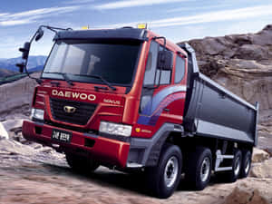 白天在岩石山路上的紅色大宇自卸車。 — 酷車 壁紙