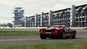 紅色福特GT40賽車在賽道上，有看台和控制塔。