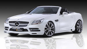白色 Mercedes-Benz SLK 開篷跑車，配備定製輪圈，在反射工作室地板上。 — 汽車 壁紙