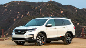 晴朗日子裏停泊在山脈附近的白色本田Pilot SUV。 — 本田 壁紙