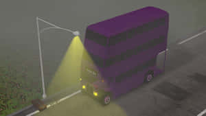 紫色 Knight Bus 在霧夜中被路燈照亮。 — 霍格華茲 GIF 壁紙