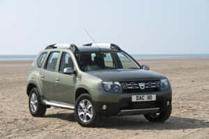 綠色Dacia Duster SUV停泊在近海的沙灘上。 — 荼毘 GIF 壁紙