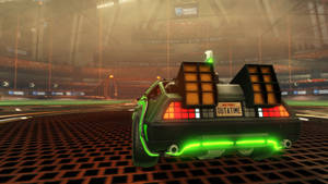 在霧氣瀰漫的Rocket League競技場中，綠色DeLorean火箭車帶有發光排氣管。 — 汽車 壁紙